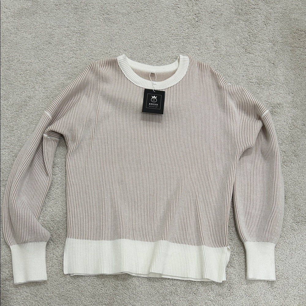 Women’s NWT Beige and White Ribbed Crew Neck Sweater